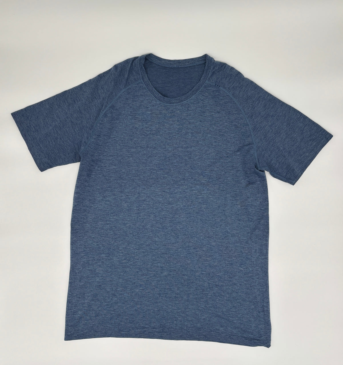LULULEMON T-SHIRT