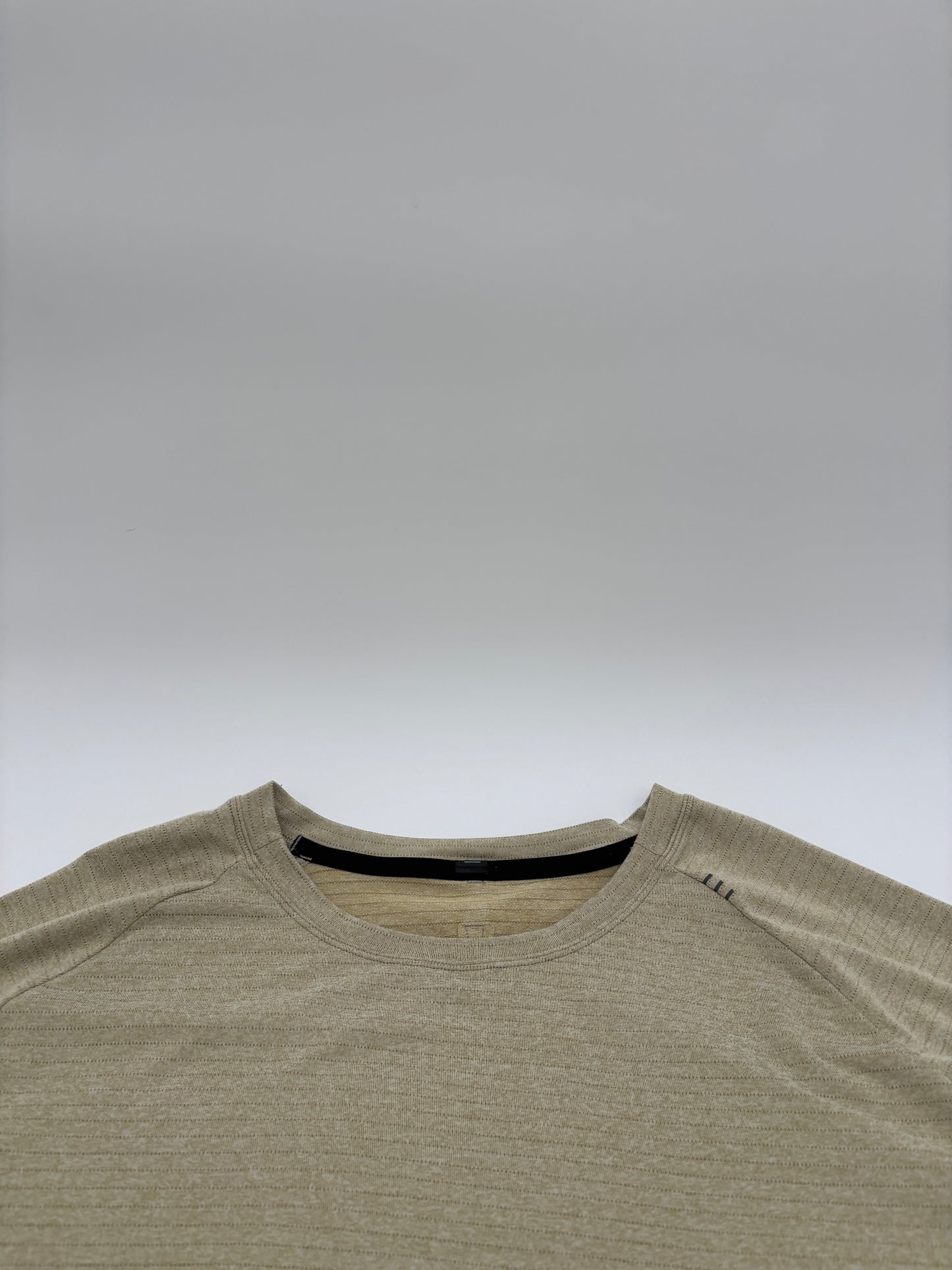 LULULEMON T-SHIRT