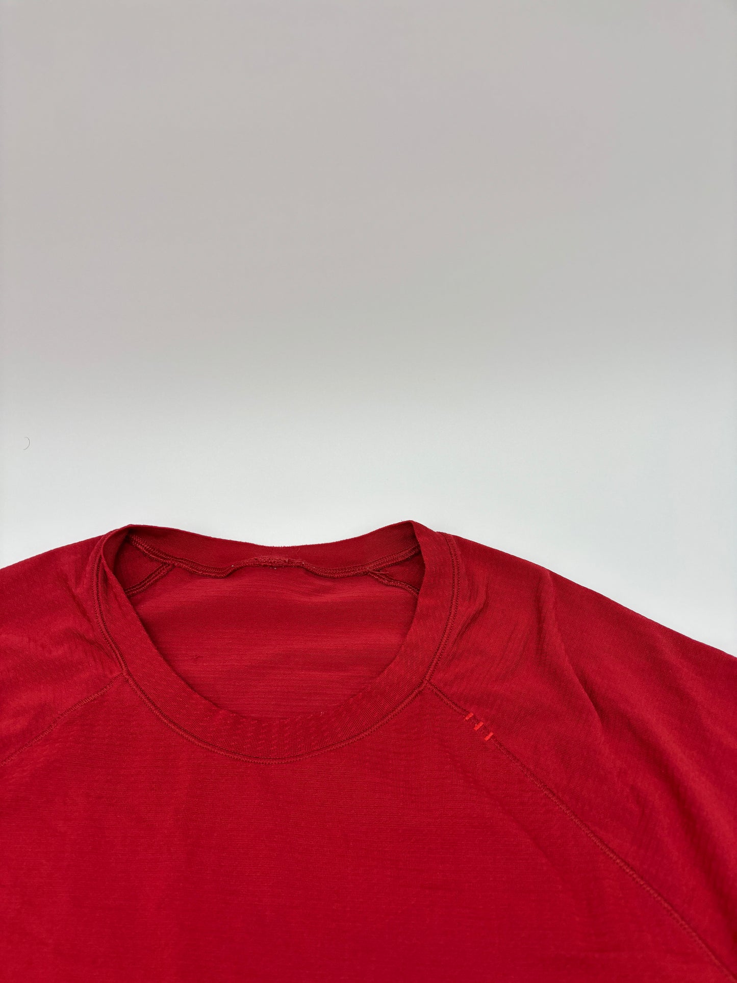 LULULEMON T-SHIRT