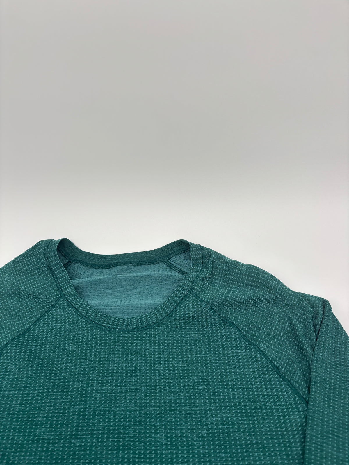 LULULEMON LONG SLEEVED T-SHIRT