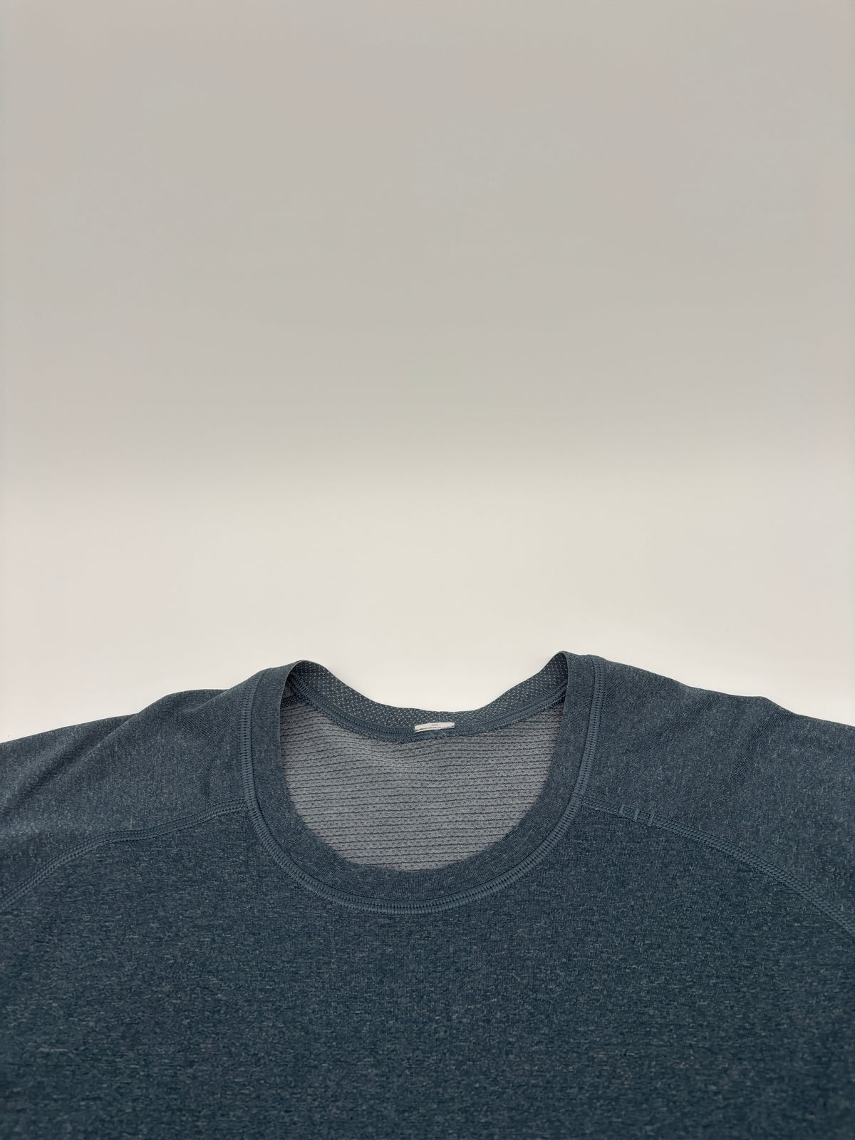 LULULEMON T-SHIRT