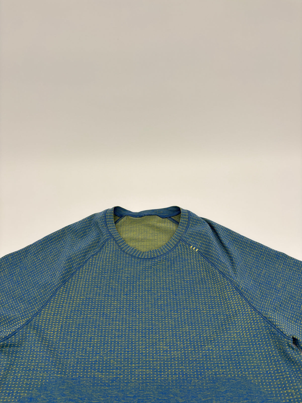 LULULEMON T-SHIRT