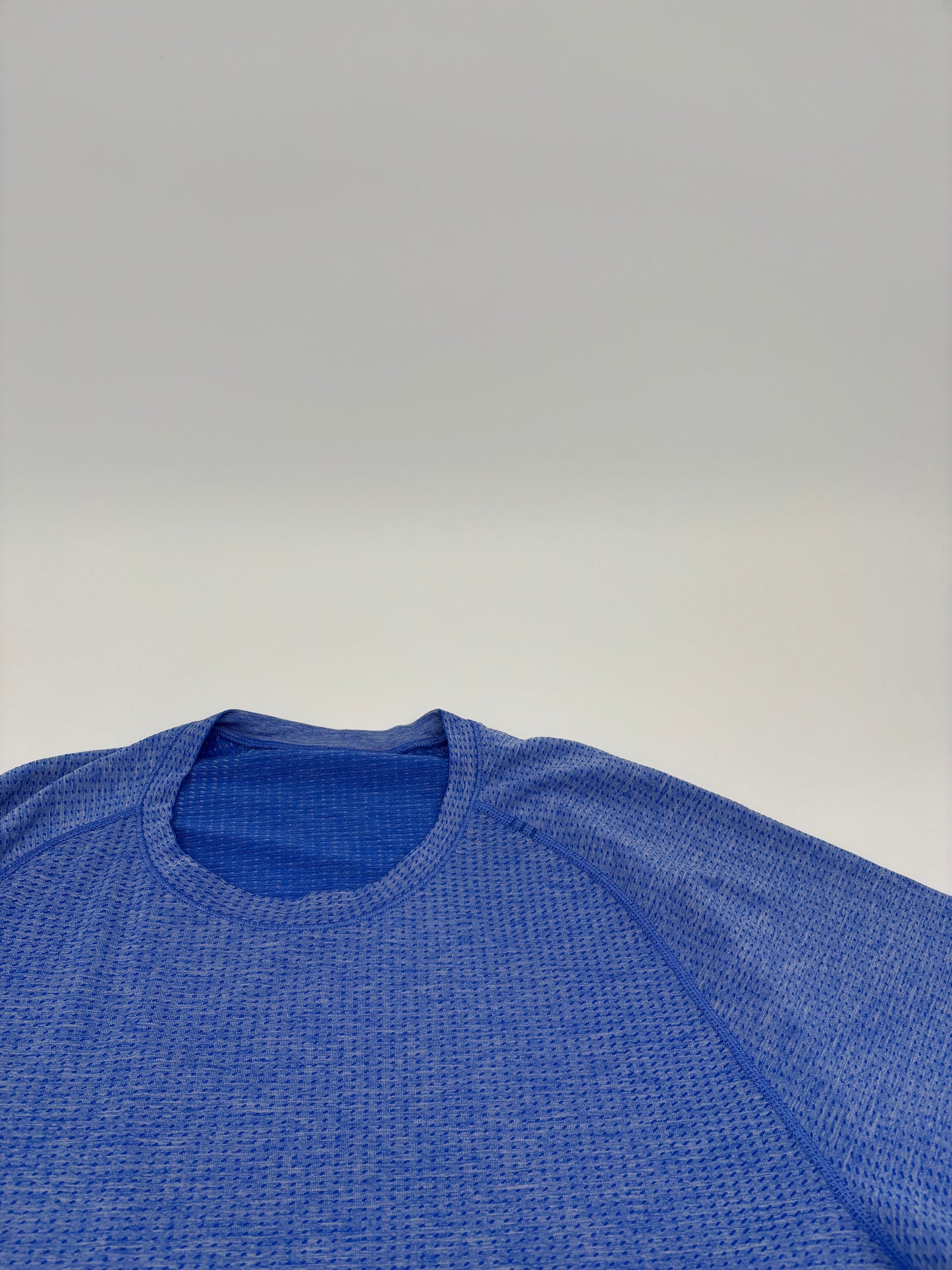 LULULEMON T-SHIRT