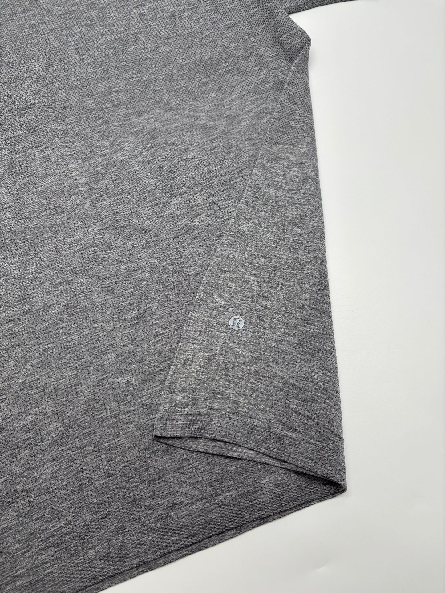 LULULEMON T-SHIRT