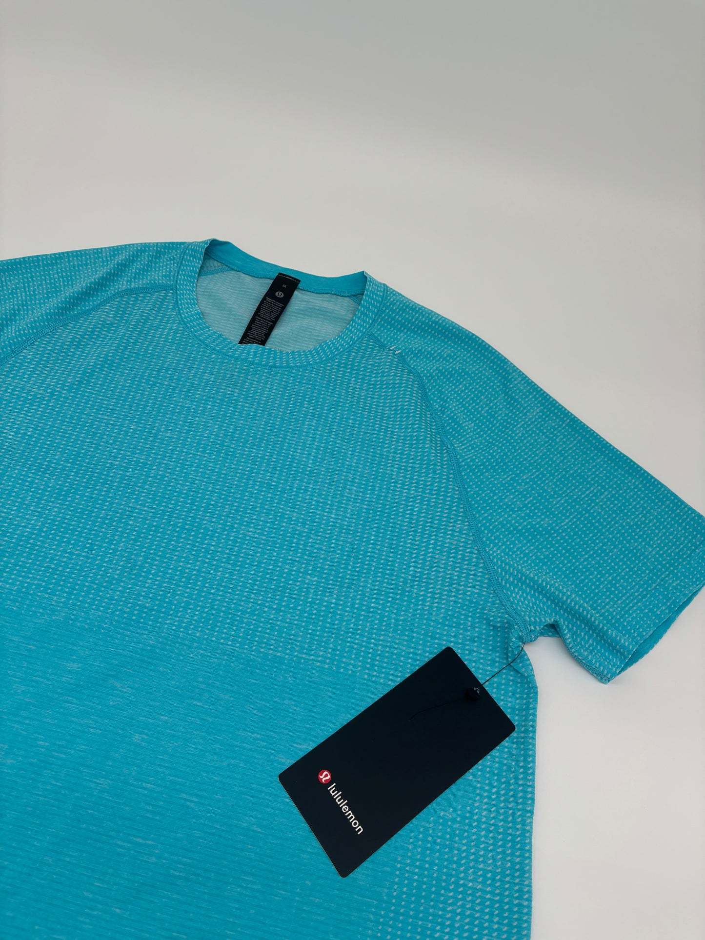 LULULEMON T-SHIRT