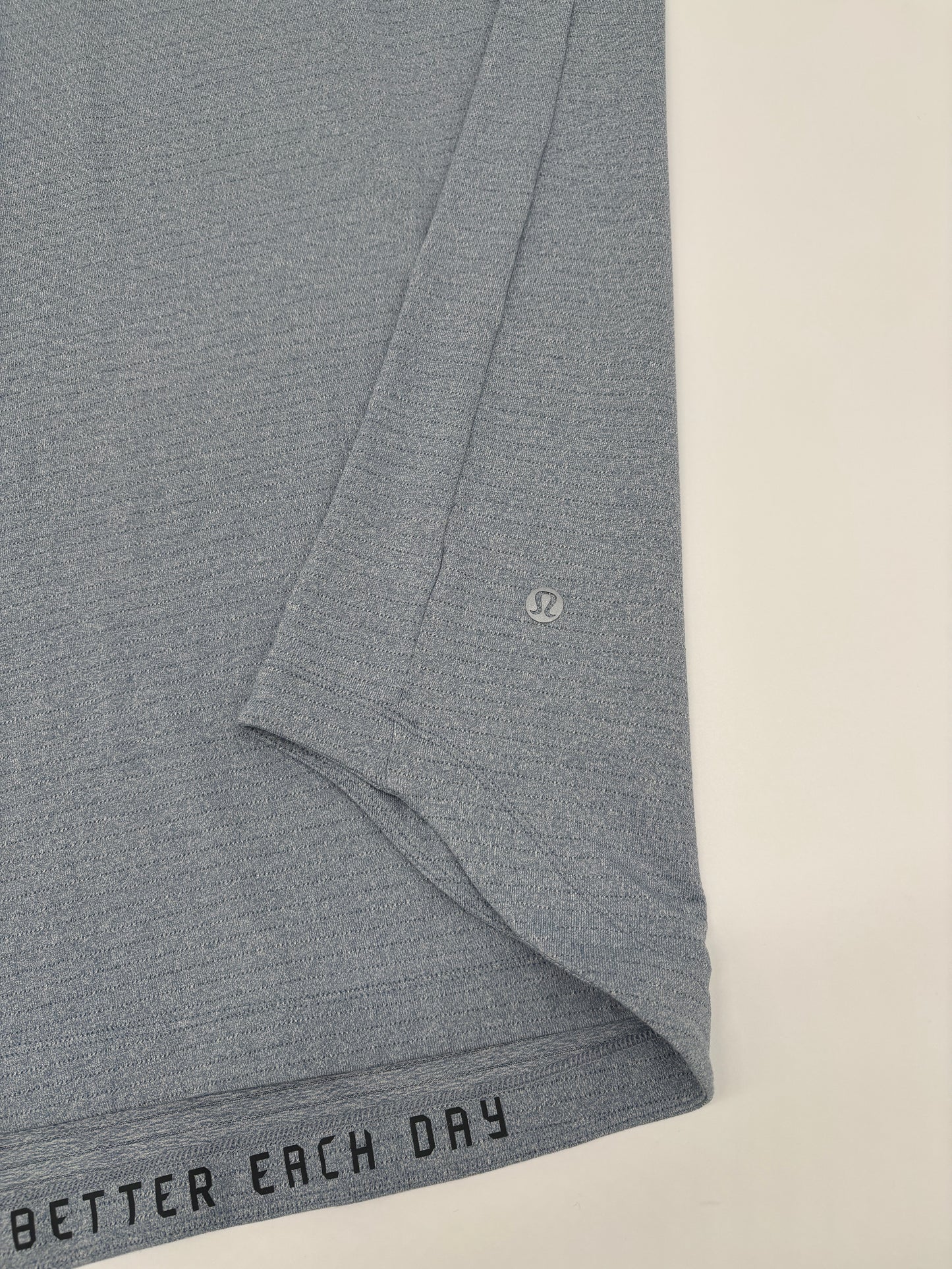 LULULEMON T-SHIRT