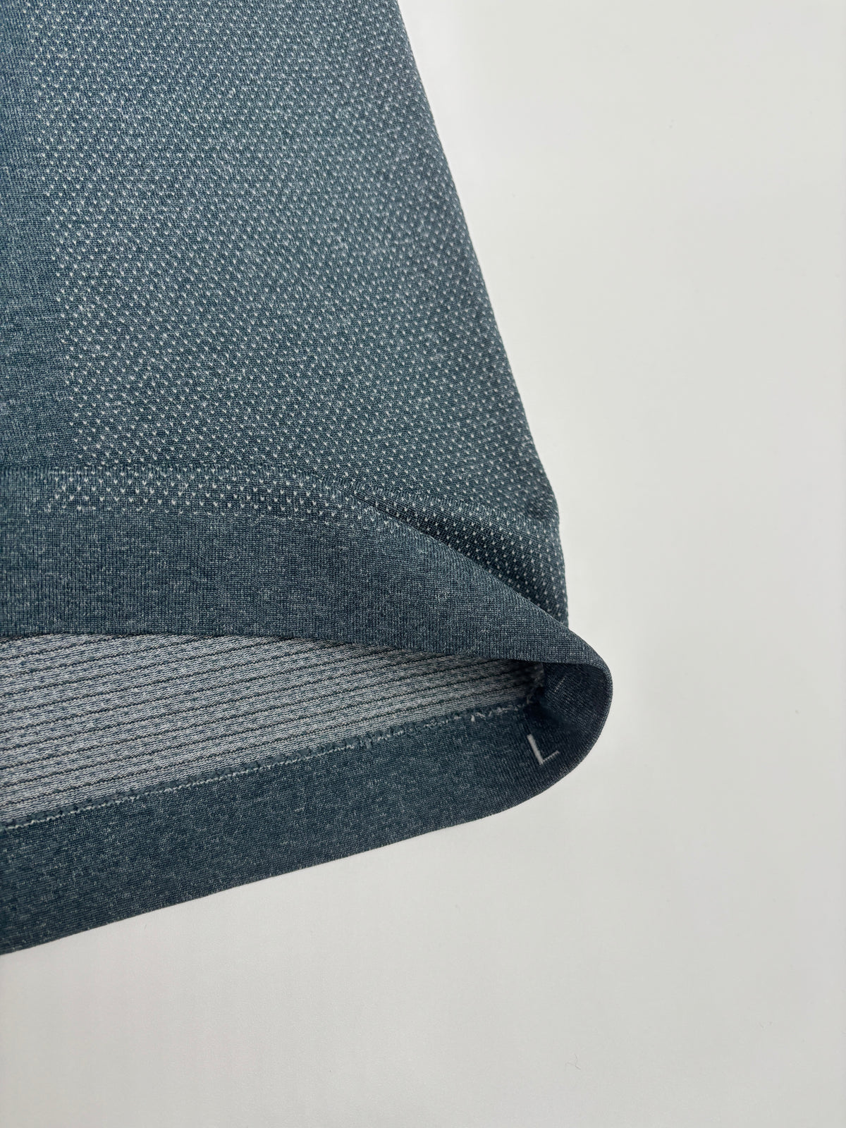 LULULEMON T-SHIRT