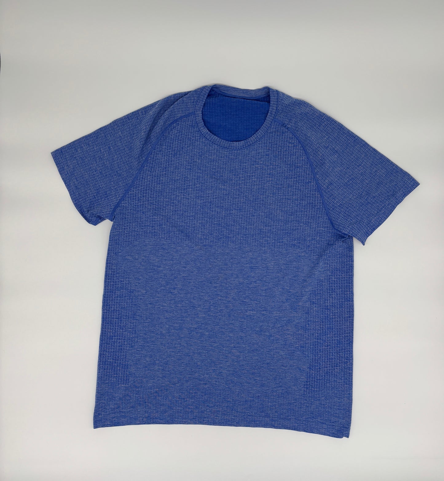 LULULEMON T-SHIRT