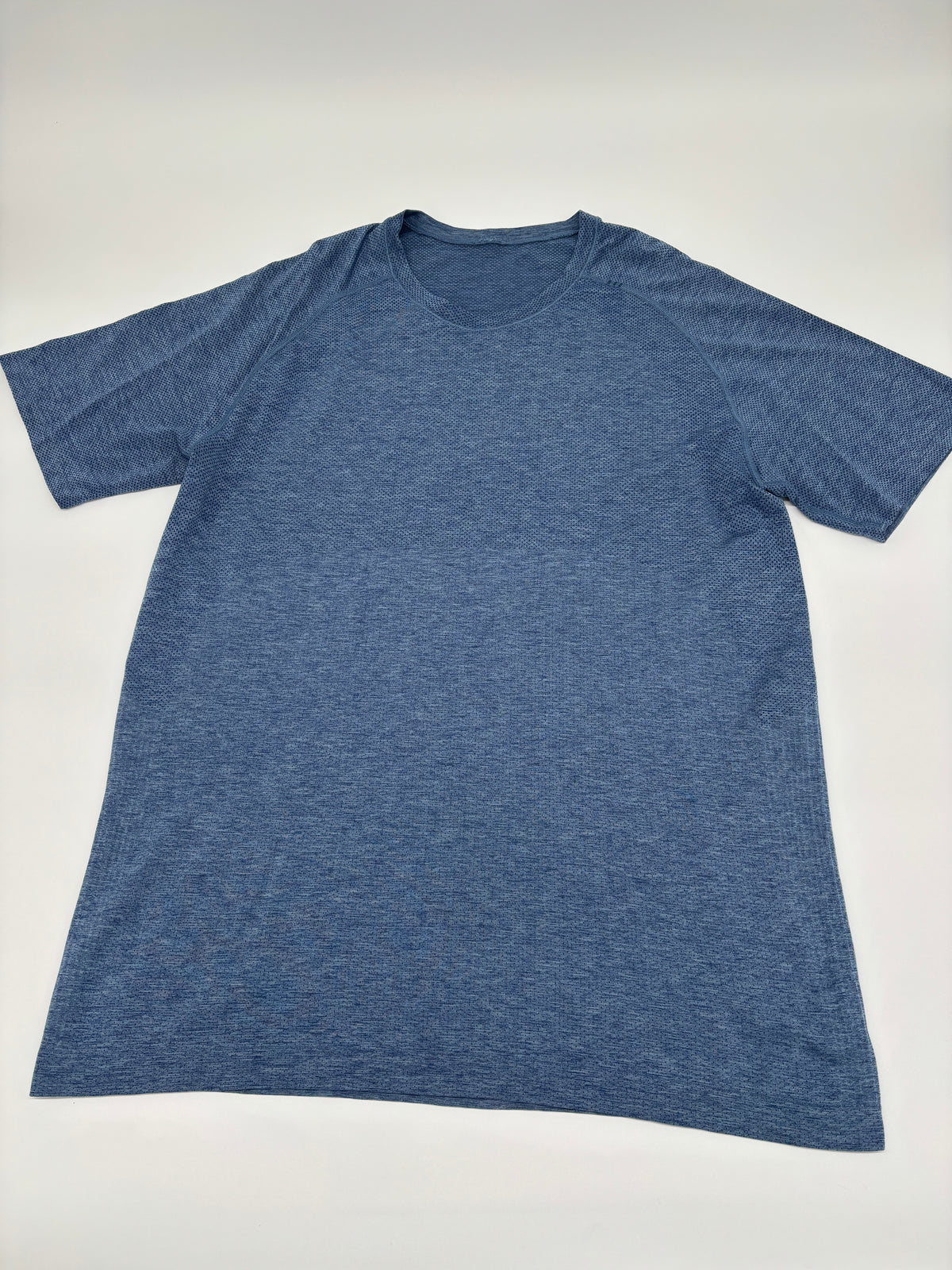 LULULEMON T-SHIRT