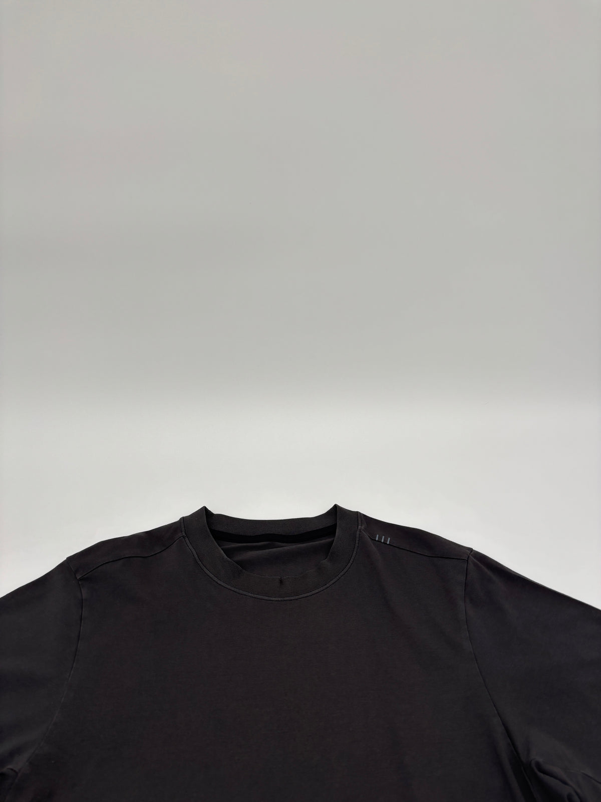 LULULEMON T-SHIRT