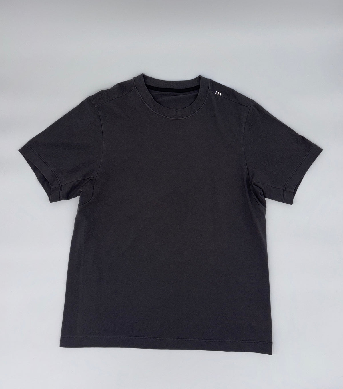 LULULEMON T-SHIRT