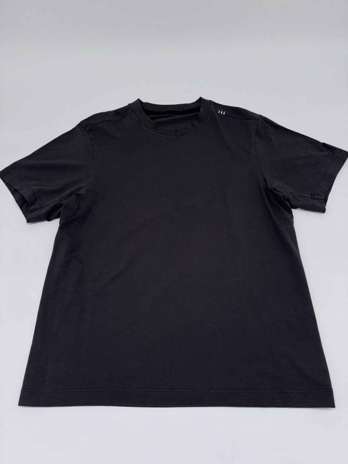 LULULEMON T-SHIRT