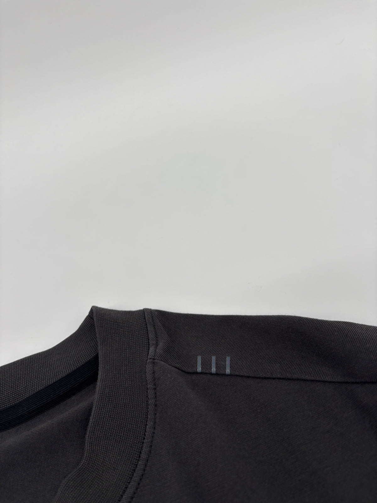 LULULEMON T-SHIRT