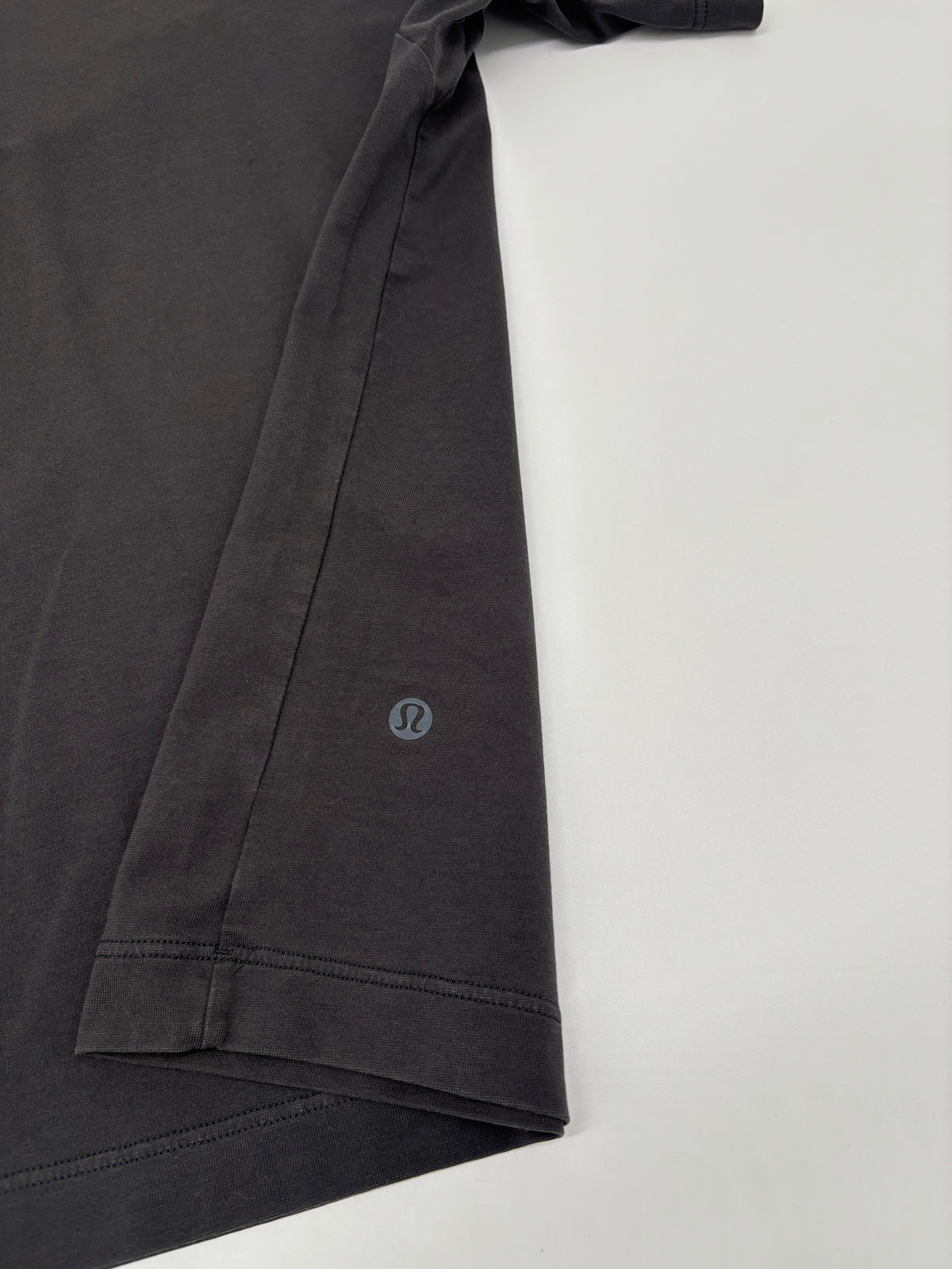 LULULEMON T-SHIRT